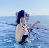 한예슬, ‘♥10살 연하’ 열 번 반할 수영복 자태.. 절친들과 화끈한 럭셔리 호캉스