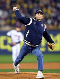 [포토] 시구하는 정우성 '진지한 표정으로'