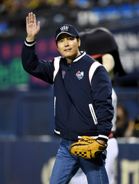 [포토] 정우성 '스윗한 손인사'