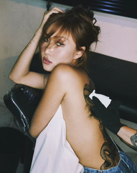 화사, 상반신 누드로 보여준 ‘파격’ 용문신