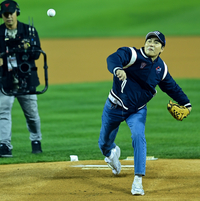 [포토]'야구 좀 한 솜씨' 정우성