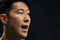 손흥민 인종차별에 매운맛 “3년간 경기장 입장금지, 국제경기시 여권도 반납”