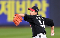 [포토]'6회말 책임진' 유영찬