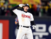 [포토] 황재균, 8회 다시 동점 만드는 적시2루타