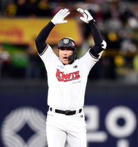 [포토] 황재균, 3회 추격을 알리는 적시2루타