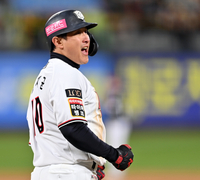 [포토]‘박병호 홈런에 득점한 황재균’