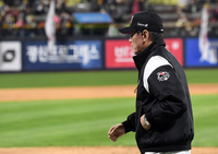 1차전 승리 후 3연패 벼랑 끝 이강철 감독 “PO도 2패 후 3연승···좋은 기운 또 올 수 있다”[KS4인터뷰]