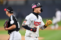 [포토]‘황재균 동점타에 득점하는 배정대’