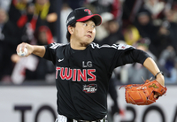 대학 시절 ERA 6.82 투수의 유쾌한 반전, 최고 무대에서도 가장 밝게 빛난다···LG 수호신으로 올라섰다[KS3]