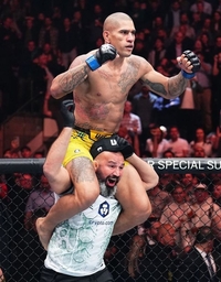 ‘UFC 295’ 알렉스 페레이라, 미들급-라이트헤비급 두 체급 석권.. “아데산야, 아빠한테 와라”