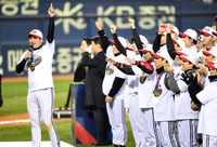 [포토]한국시리즈 우승팀 LG의 주장 오지환입니다!