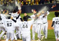 [포토]29년 만의 우승에 기뻐하는 LG