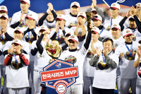 [포토]한국시리즈 MVP에 오른 LG 주장 오지환