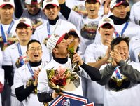 [포토]‘트로피에 키스’ 한국시리즈 MVP에 오른 LG 주장 오지환