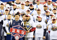 [포토]'부임1년만에 29년 숙원 풀고' 감독상 염경엽 감독