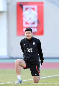 박한 평가만 하던 독일 언론도 드디어 김민재 ‘혹사론’ 제기, 우려하지만 결론은 “대안이 없다”