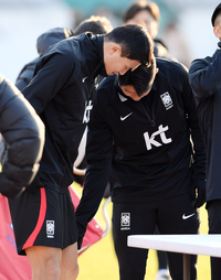 [포토]손흥민, 반바지 입은 김민재에게...