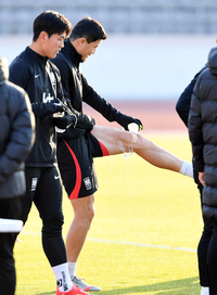 [포토]김민재, 쌀쌀한 날씨에도 반바지에 냉수 마찰까지!