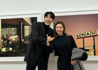 송가인, 류준열과 친근한 어깨동무... 개인전 방문 인증