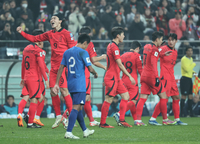 환상적인 이강인 ‘황금왼발’→조규성 선제골…한국, ‘밀집수비’ 뚫고 싱가포르 1-0 리드[SS현장]