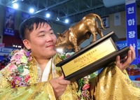 21살 ‘씨름 괴물’ 김민재 무너뜨렸다...34살 김진, 천하장사 등극, 안다리 기술 잇단 성공
