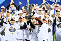 29년 ‘한’ 제대로 즐기는 LG, 팬들은 ‘신바람’ 쇼핑