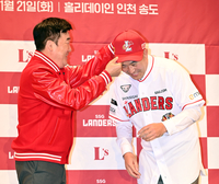 [포토]이숭용 감독 모자 씌워주는 민경삼대표이사