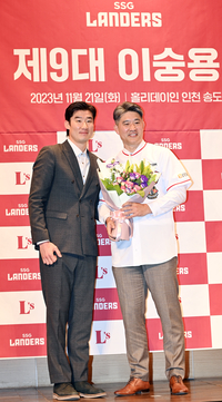 [포토]‘오태곤 주장, 잘 부탁하네·· ’SSG 이숭용 감독