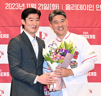 [포토]‘KT에서 함께 한 감독님 다시 만나 기대가 커요·· 오태곤 주장