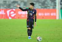 통통 튀는 잔디에서도 순두부 컨트롤, 차원이 다른 이강인…프리롤 플레이메이커로 中 수비 라인 농락[중국전]