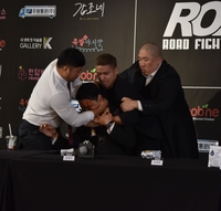 [포토] 무패 파이터 윤형빈, 日 파이터에게 간장 테러당해