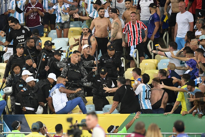 Brazilian police baton Argentine fan price → Messi rushes into the stands in ‘shock’…  Crowd unrest occurred during the WC preliminaries