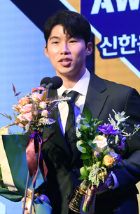 [포토]키움 김혜성, KBO 시상식 2루수 수비상 수상
