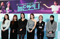 [포토] 포토타임 갖는 '놀던 언니' PD와 출연진들