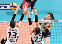 [포토]스파이크 공격하는 GS칼텍스 권민지