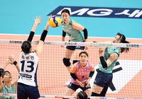 [포토]GS칼텍스 권민지, 블로킹을 피해서!