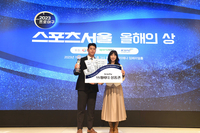 [포토] 한화 노시환, 올해의 선수상 수상... 부상으로 브래비티 상품권