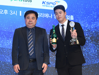 [포토]한화 노시환, 올해의 선수에 부상도 함께!