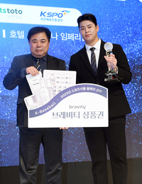 [포토]올해의 선수 노시환, 고 기능성 화장품 상품권까지 부상으로