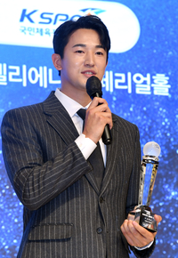 [포토]KT 고영표, 스포츠서울 올해의 상 올해의 투수