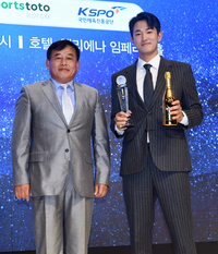 [포토]올해의 투수 트로피 받아든 KT 고영표