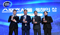 [포토] 29년 만의 LG, 올해의 상 시상식에서 트로피 수집