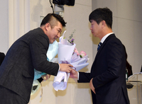 [포토]최형우의 재기상을 축하하는 KIA 김종국 감독