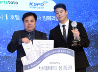 [포토]올해의 선수 한화 노시환, 부상으로 브래비티 상품권까지!