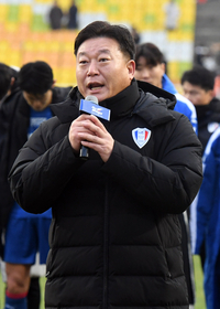 [포토]사과의 말을 전하는 수원 삼성 오동석 단장