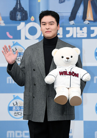 [포토]손인사 건네는 이장우