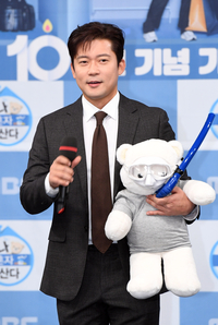 [포토]김대호 아나운서, 사회 보랴 포토타임 하랴...