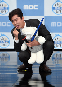 [포토]김대호 아나운서, 무대에 쪼그려 앉아서...