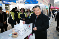 [포토]양구군의회 조돈준의장, ‘사회복지협의회 사랑의 연탄 모금행사’ 참석