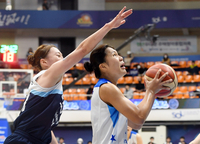 [포토]맹활약 펼치는 우리은행 박지현